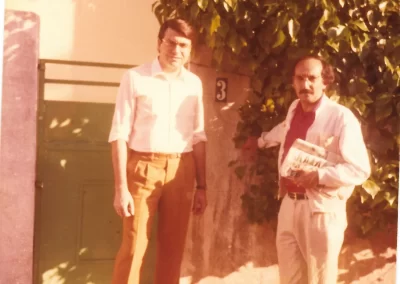 Jaime Siles y A. Colinas junto a la casa de V. Aleixandre (1986)